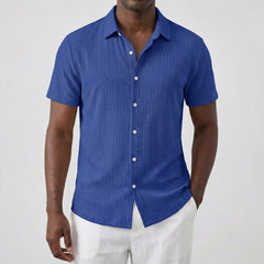 Camicia uomo blu a maniche corte con bottoni bianchi e colletto ripiegato