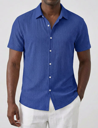 Camicia uomo blu a maniche corte con bottoni bianchi e colletto ripiegato