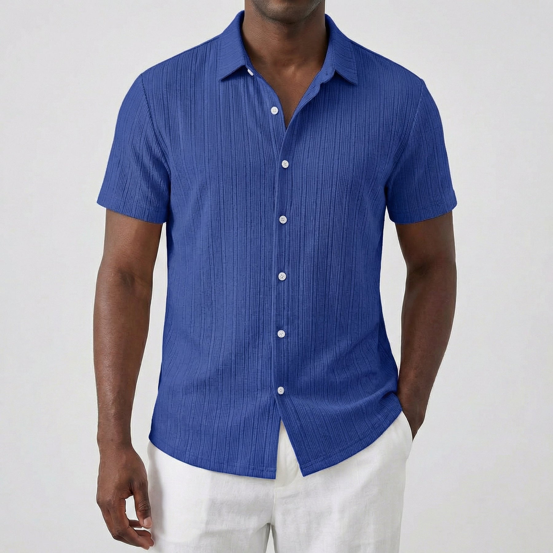 Camicia uomo blu a maniche corte con bottoni bianchi e colletto ripiegato