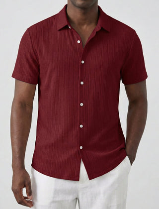 Camicia uomo bordeaux maniche corte con texture verticale e abbottonatura completa