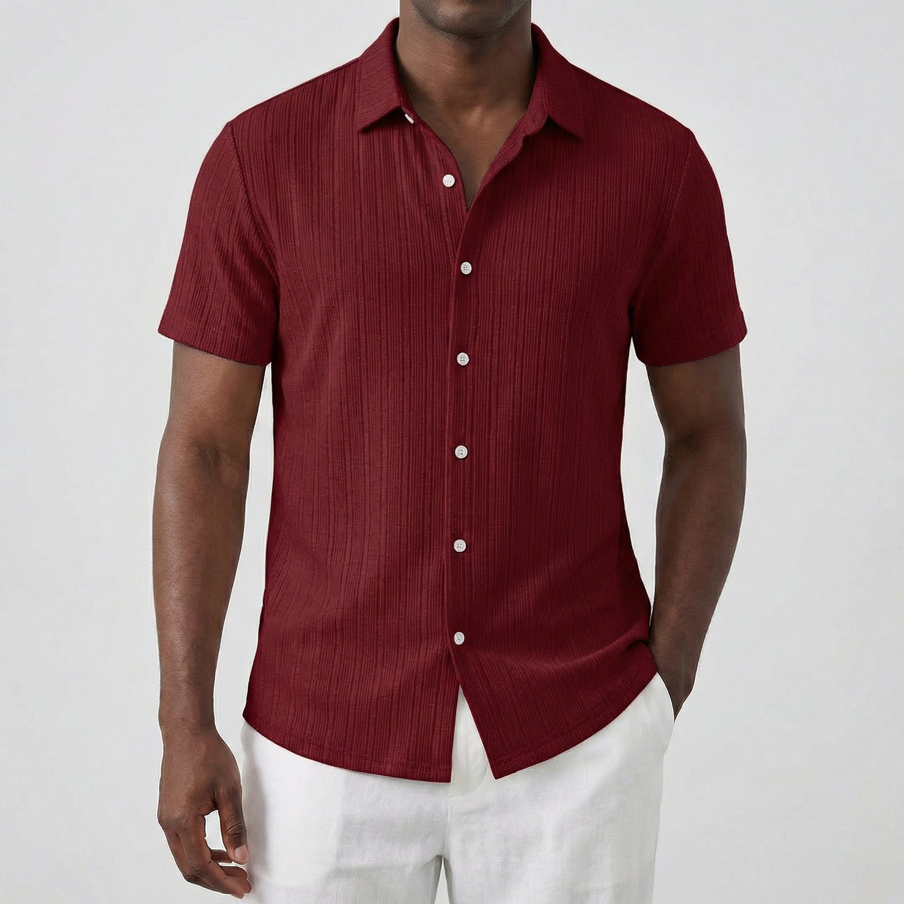 Camicia uomo bordeaux maniche corte con texture verticale e abbottonatura completa