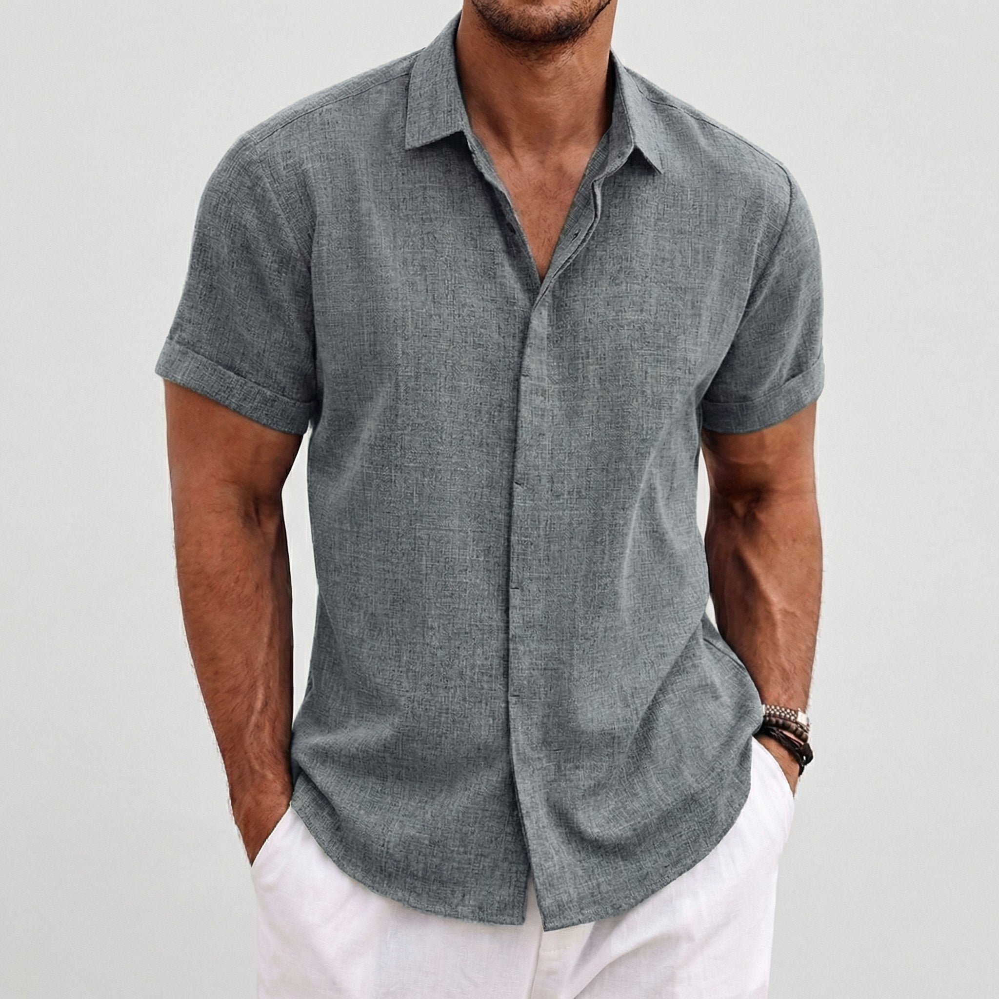 Camicia uomo grigia a maniche corte, colletto aperto e trama fitta appena visibile