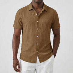 Camicia uomo kaki maniche corte abbinata a pantaloni bianchi, vestibilità regolare
