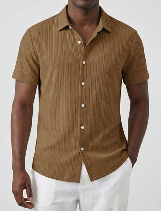 Camicia uomo kaki maniche corte abbinata a pantaloni bianchi, vestibilità regolare