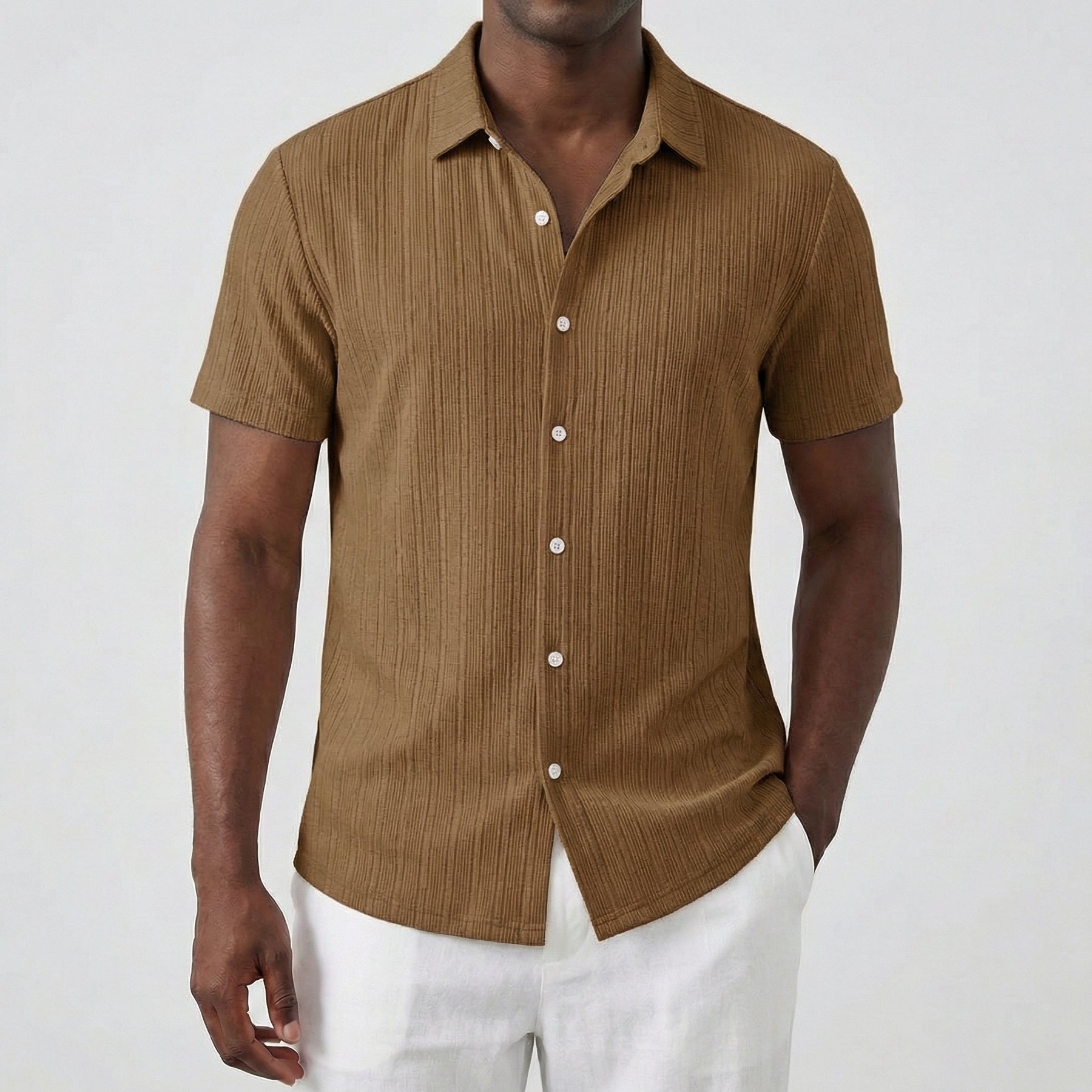 Camicia uomo kaki maniche corte abbinata a pantaloni bianchi, vestibilità regolare