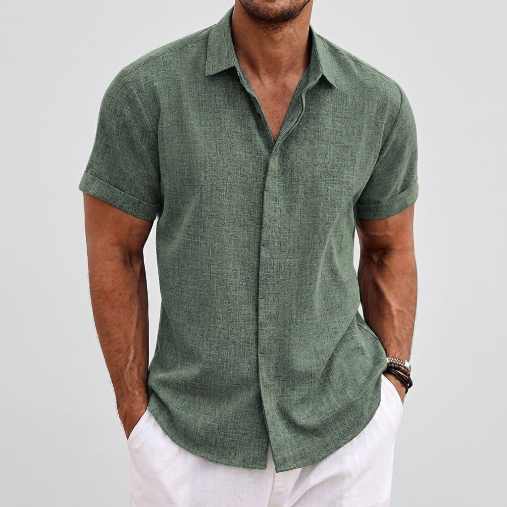 Camicia uomo verde a maniche corte con colletto a punta e polsini risvoltati