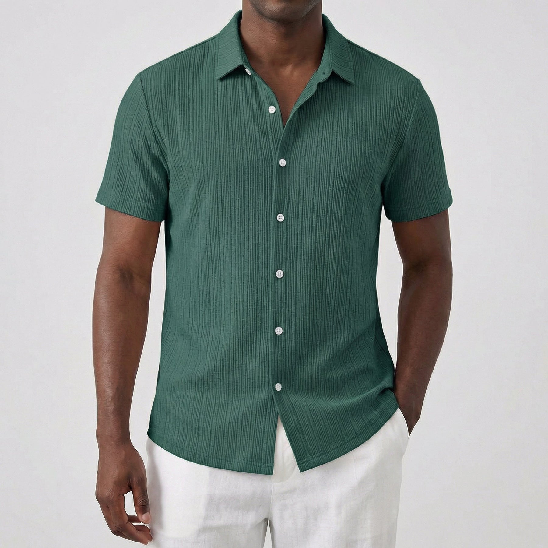 Camicia uomo verde a maniche corte con colletto classico e abbottonatura frontale