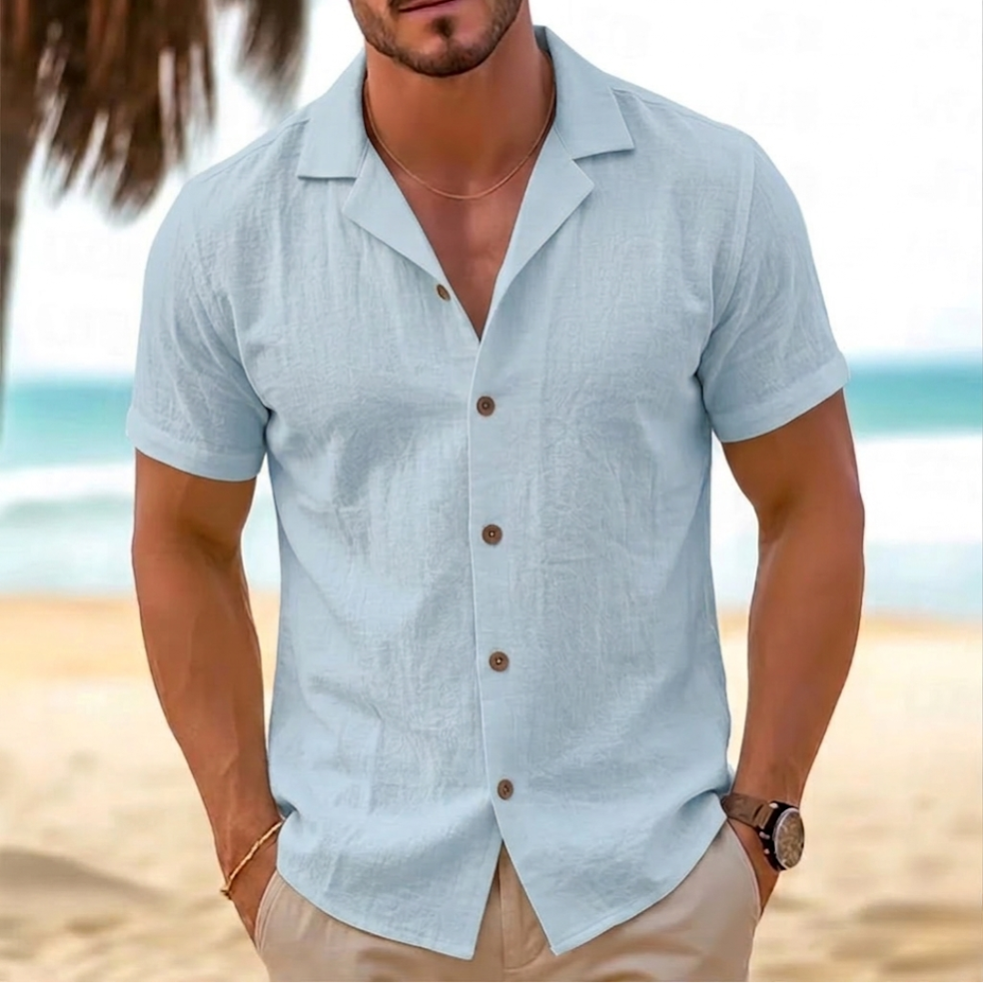 Camicia uomo azzurra a maniche corte con colletto a revers aperto sul davanti