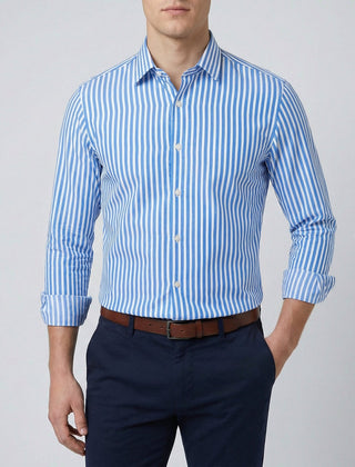 Camicia uomo azzurra a righe bianche larghe, colletto aperto e vestibilità regolare
