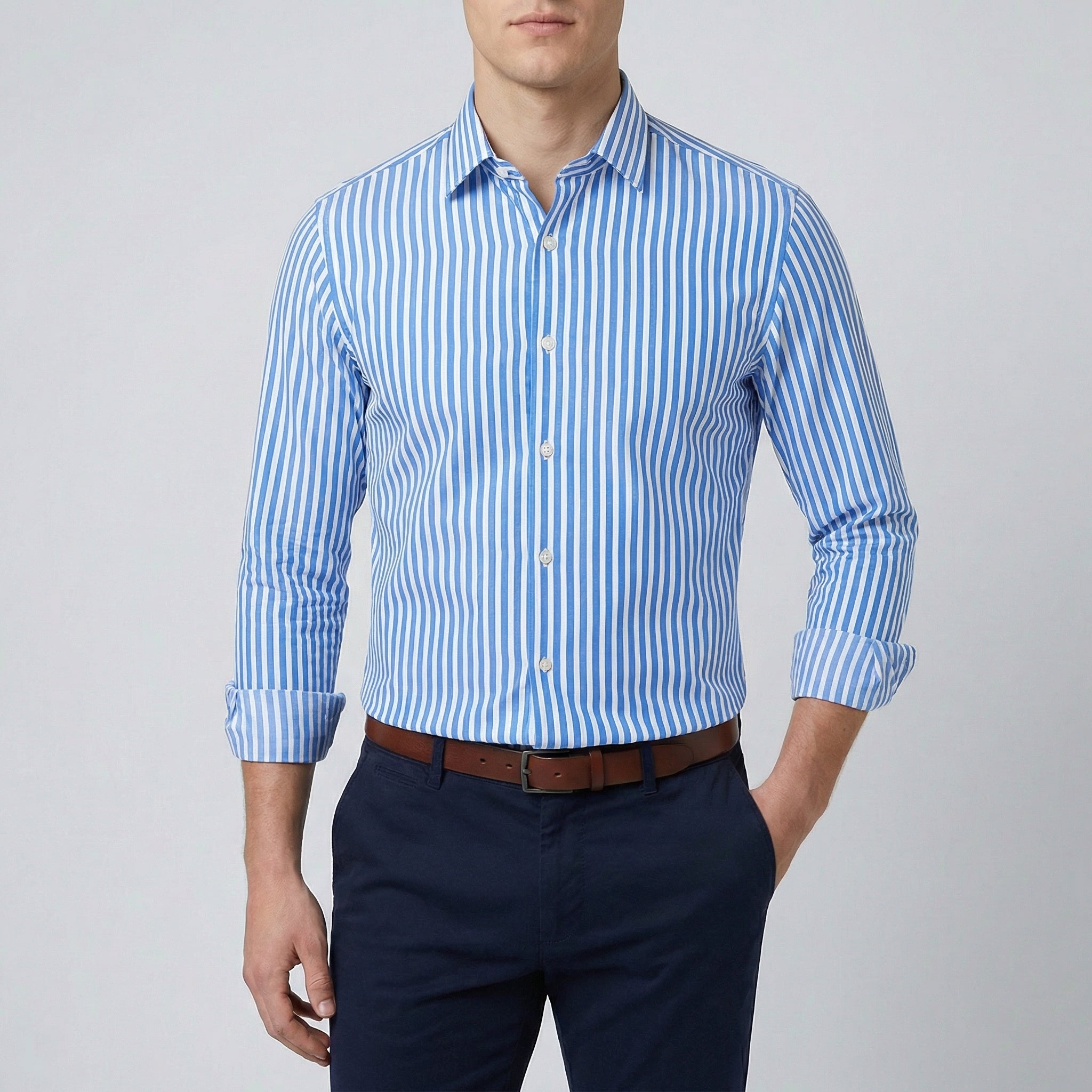 Camicia uomo azzurra a righe bianche larghe, colletto aperto e vestibilità regolare