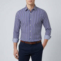 Camicia uomo blu a righe bianche verticali con colletto classico e polsini arrotolati