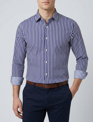 Camicia uomo blu a righe bianche verticali con colletto classico e polsini arrotolati