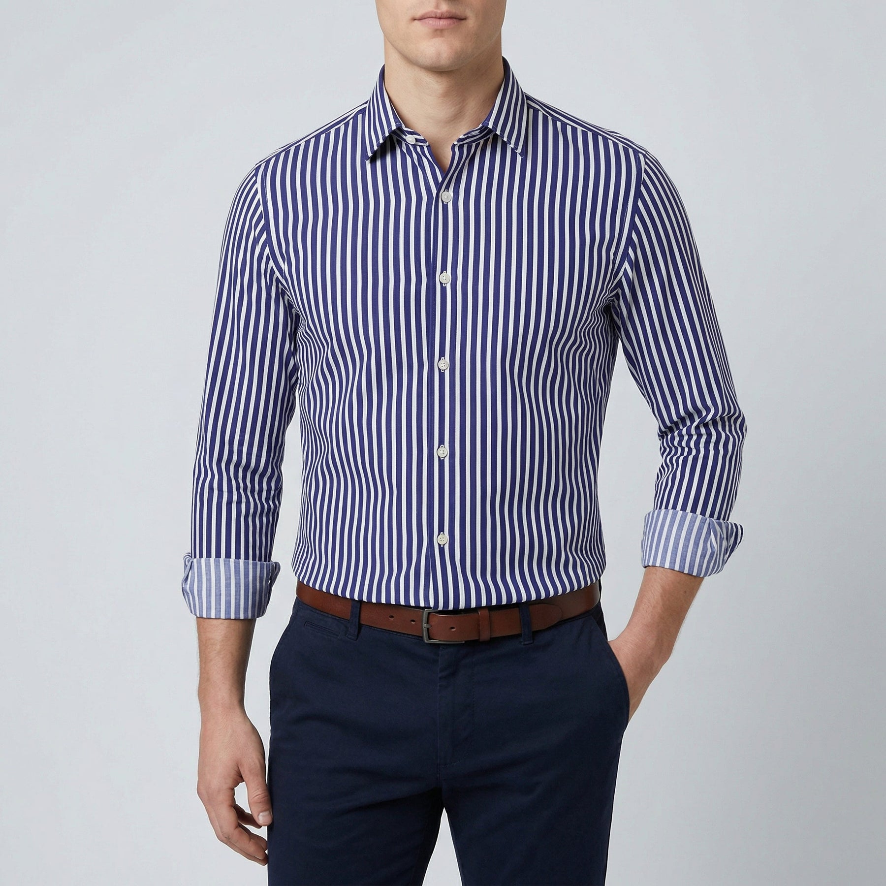 Camicia uomo blu a righe bianche verticali con colletto classico e polsini arrotolati