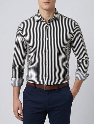 Camicia uomo nera a righe bianche sottili, abbottonatura frontale e maniche lunghe risvoltate