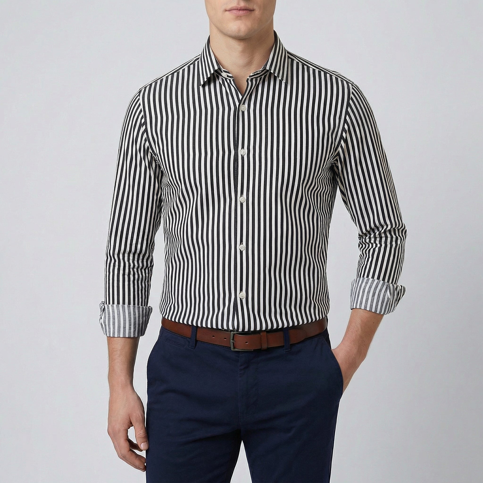 Camicia uomo nera a righe bianche sottili, abbottonatura frontale e maniche lunghe risvoltate