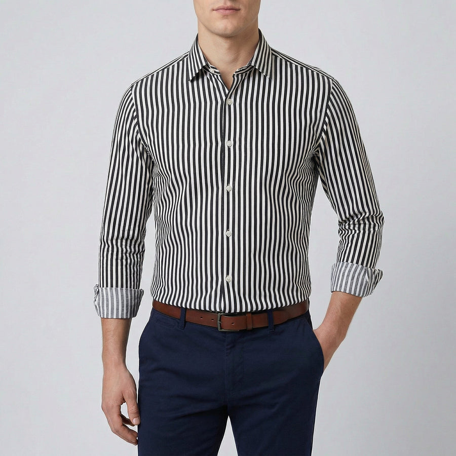 Camicia uomo nera a righe bianche sottili, abbottonatura frontale e maniche lunghe risvoltate