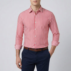 Camicia uomo rossa a righe bianche verticali abbinata a cintura marrone e pantaloni blu