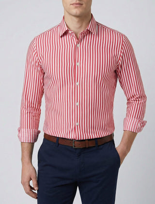 Camicia uomo rossa a righe bianche verticali abbinata a cintura marrone e pantaloni blu