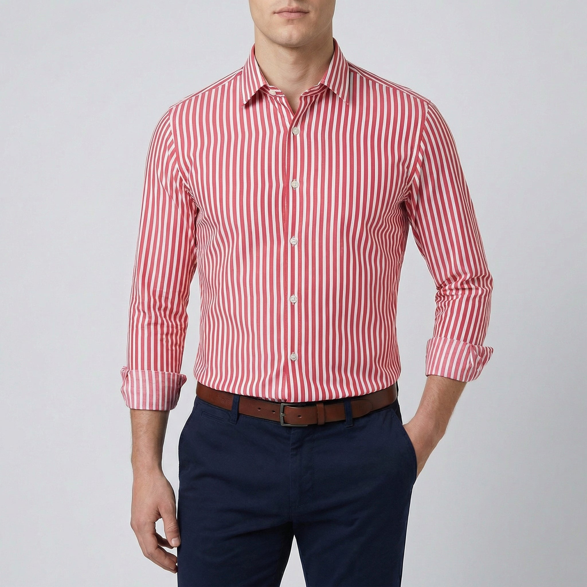 Camicia uomo rossa a righe bianche verticali abbinata a cintura marrone e pantaloni blu