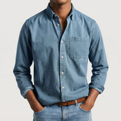 Camicia uomo azzurra con maniche lunghe arrotolate e tasca applicata sul davanti