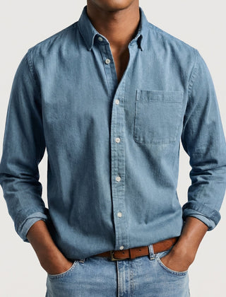 Camicia uomo azzurra con maniche lunghe arrotolate e tasca applicata sul davanti