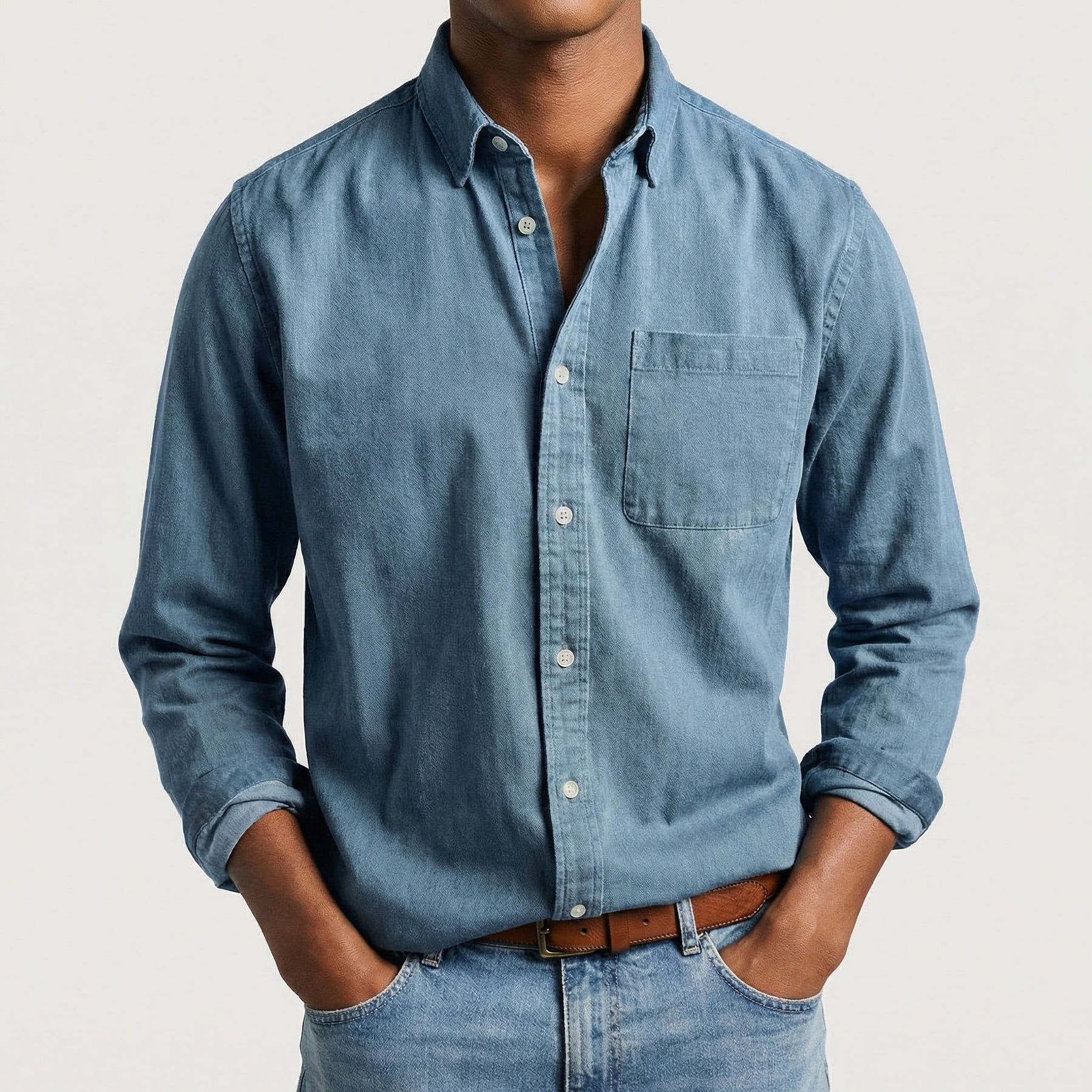 Camicia uomo azzurra con maniche lunghe arrotolate e tasca applicata sul davanti