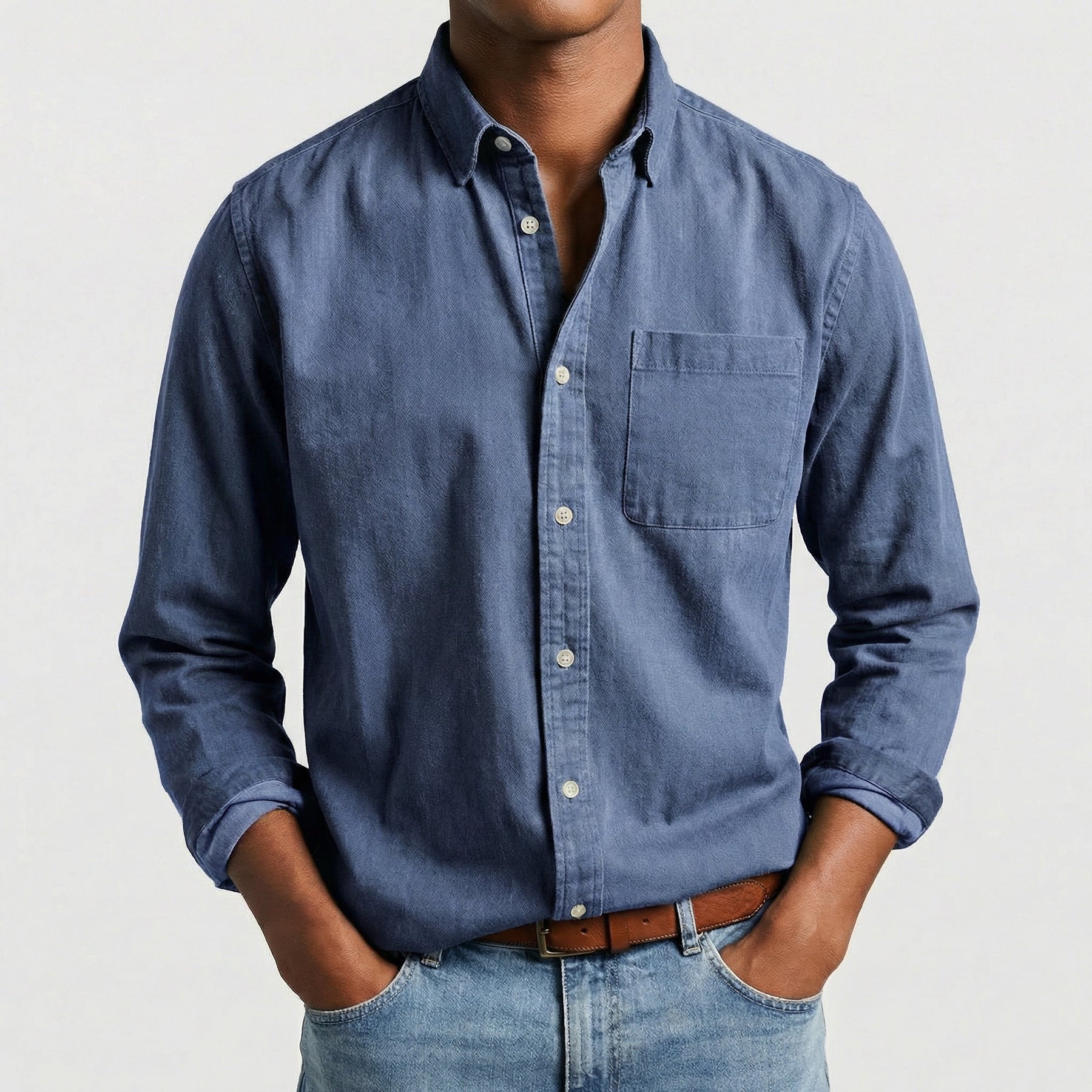 Camicia uomo blu effetto lavato con chiusura frontale a bottoni e maniche lunghe