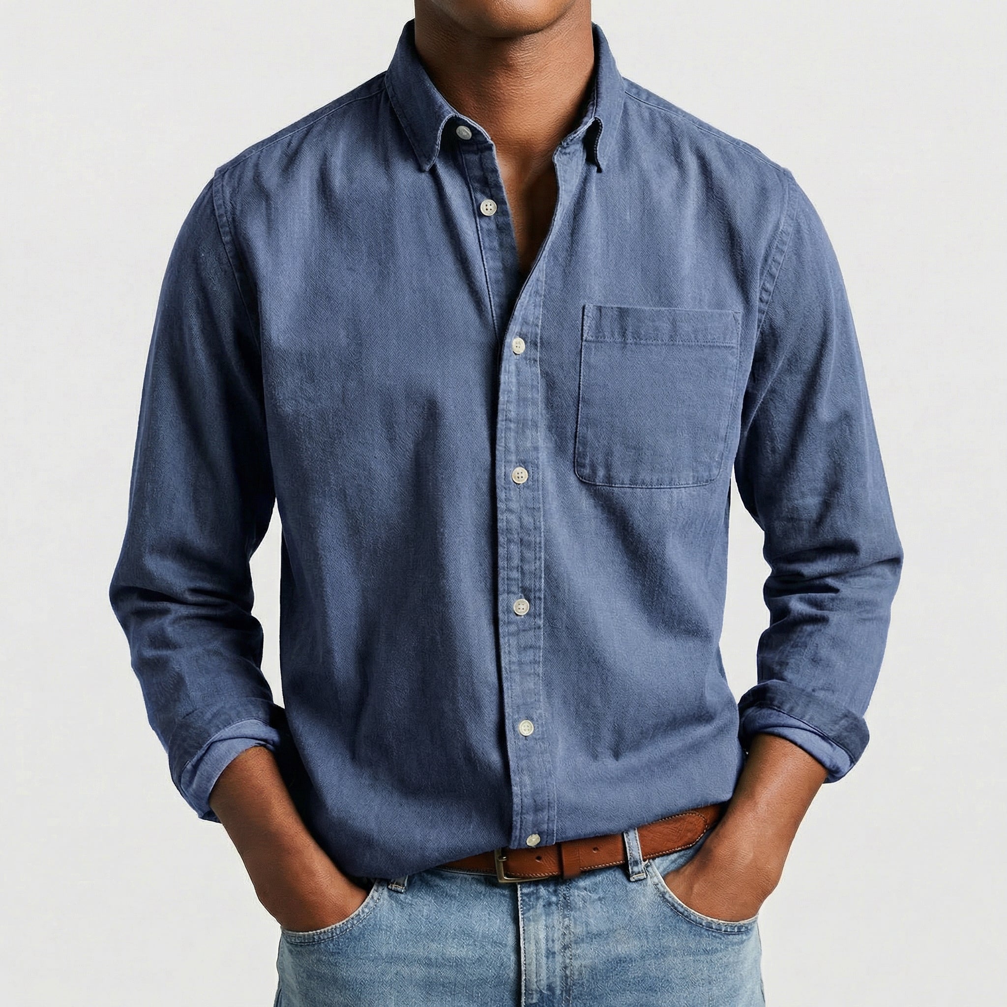 Camicia uomo blu effetto lavato con chiusura frontale a bottoni e maniche lunghe