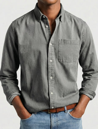 Camicia uomo grigia con colletto button-down, tasca sul petto e maniche risvoltate