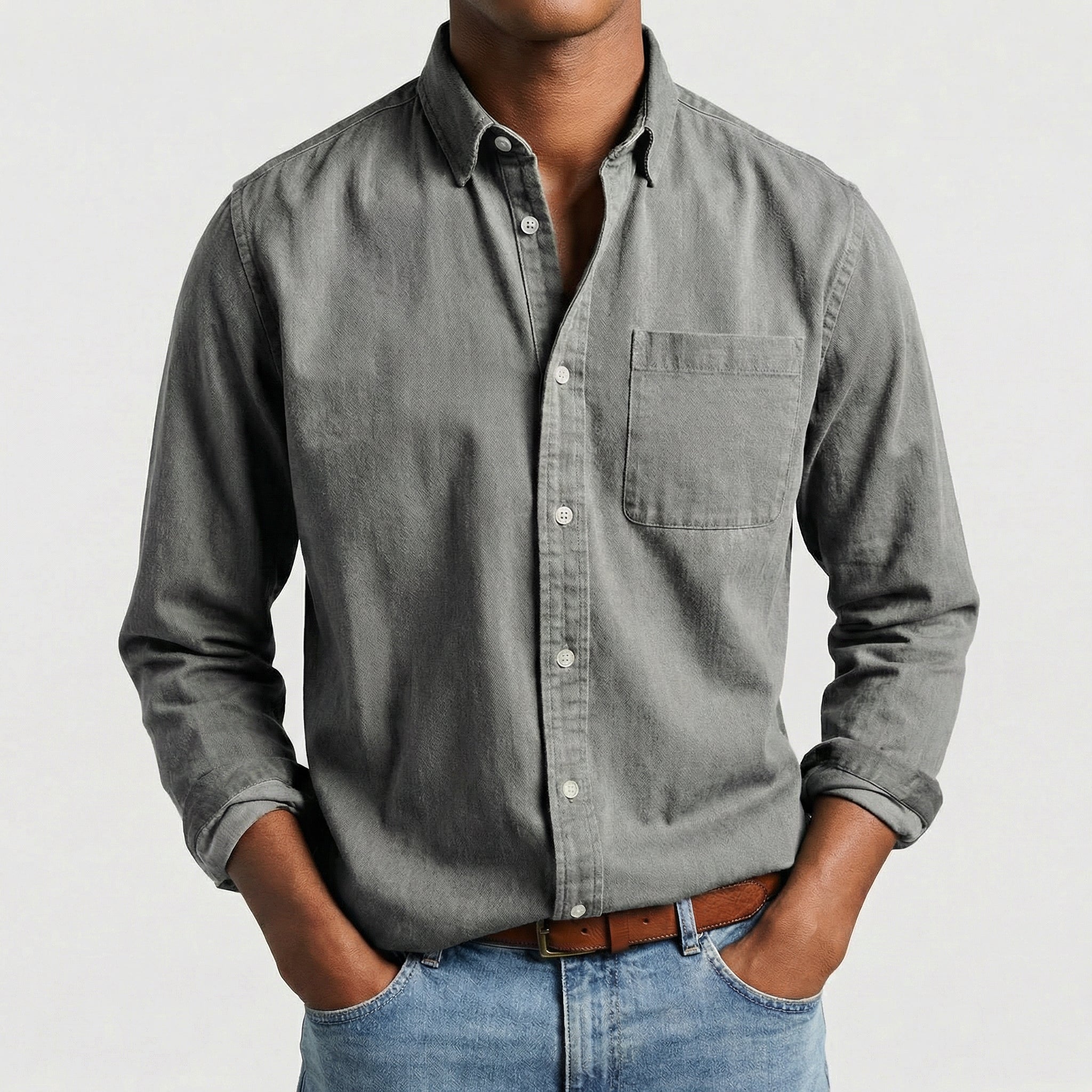 Camicia uomo grigia con colletto button-down, tasca sul petto e maniche risvoltate