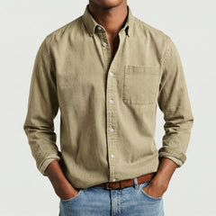 Camicia uomo kaki dalla linea regolare con tasca applicata e colletto morbido