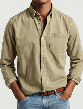Camicia uomo kaki dalla linea regolare con tasca applicata e colletto morbido
