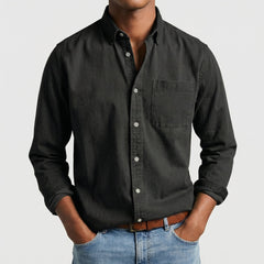 Camicia uomo nera a maniche lunghe con bottoni a contrasto chiari e tasca frontale