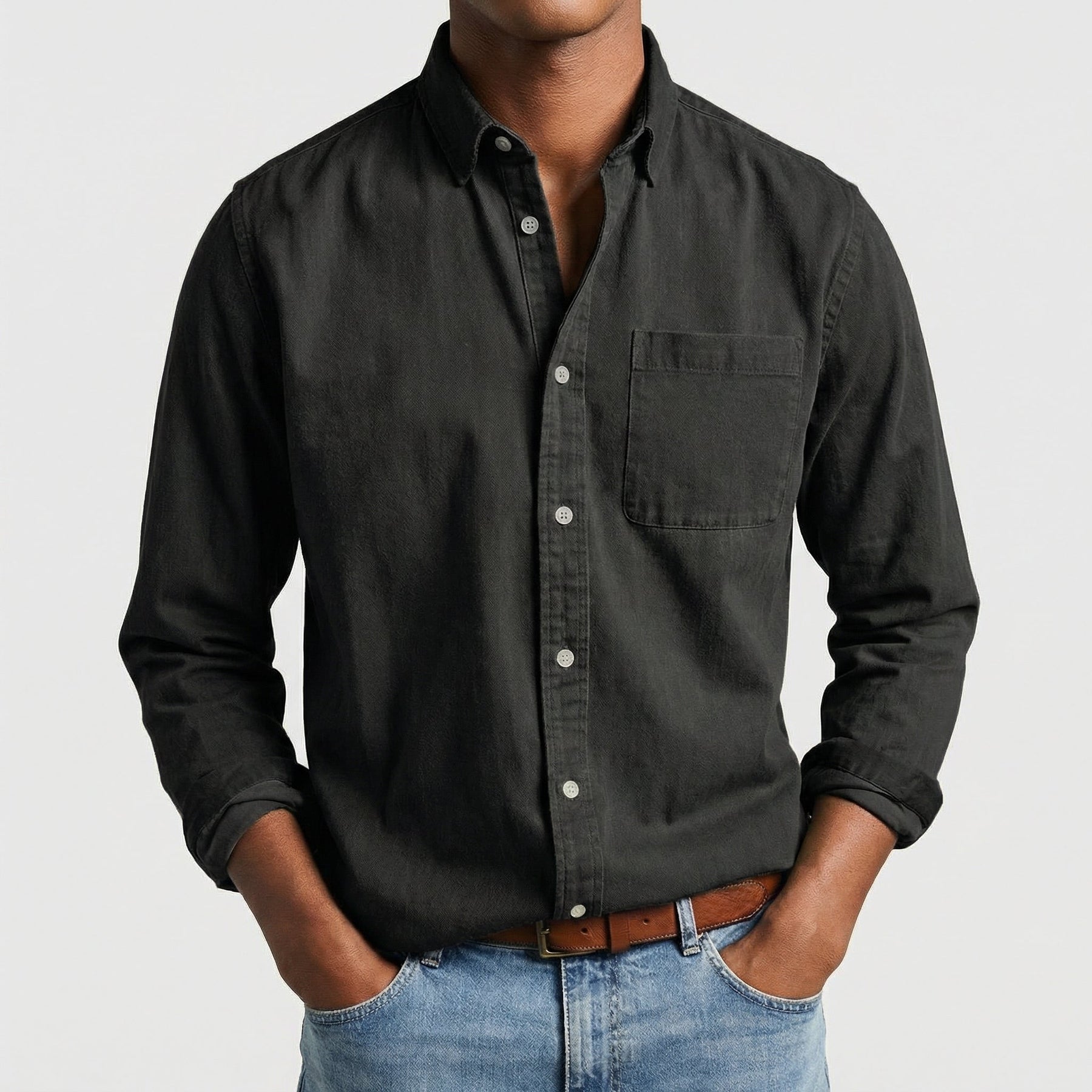 Camicia uomo nera a maniche lunghe con bottoni a contrasto chiari e tasca frontale