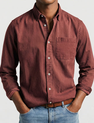Camicia uomo rossa dalla tinta profonda con colletto button-down e bottoni chiari