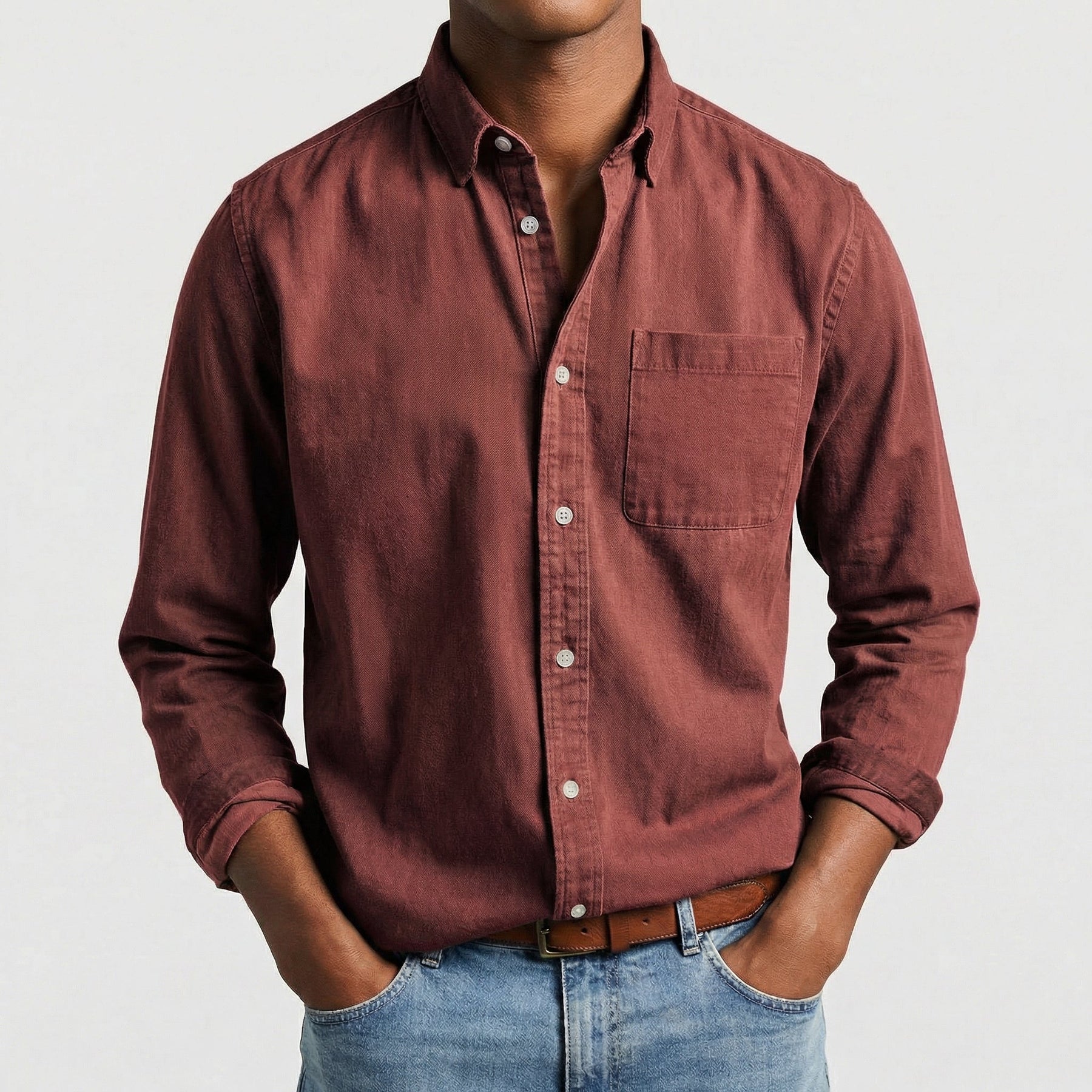 Camicia uomo rossa dalla tinta profonda con colletto button-down e bottoni chiari
