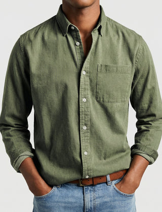 Camicia uomo verde a maniche lunghe con colletto button-down e tasca sul petto