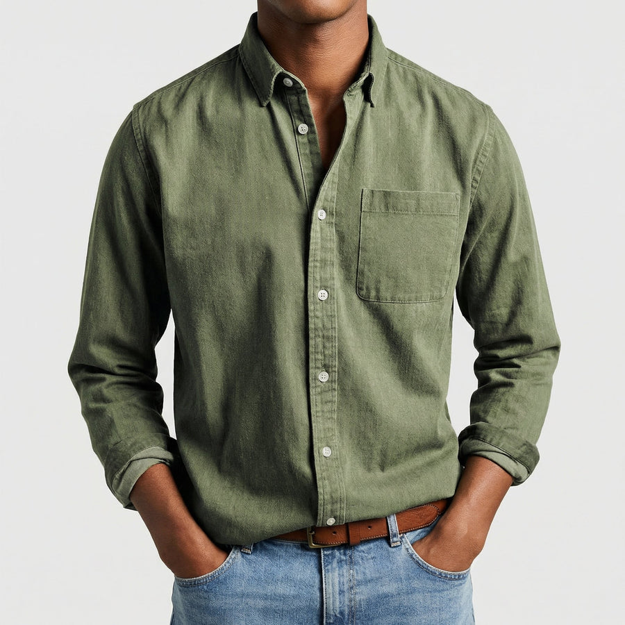 Camicia uomo verde a maniche lunghe con colletto button-down e tasca sul petto