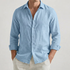 Camicia uomo azzurra a maniche lunghe, colletto aperto e fondo arrotondato morbido