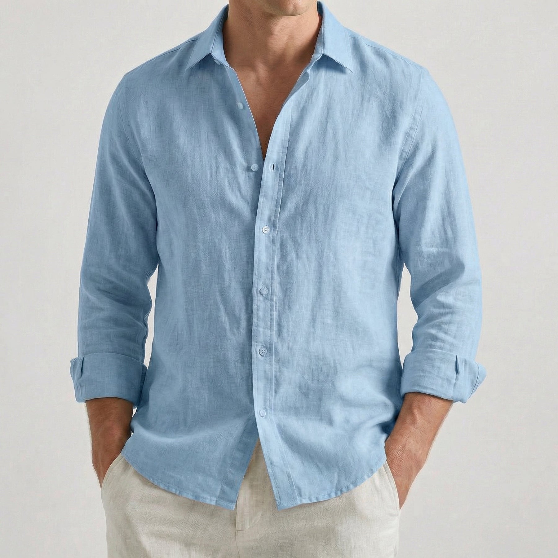Camicia uomo azzurra a maniche lunghe, colletto aperto e fondo arrotondato morbido