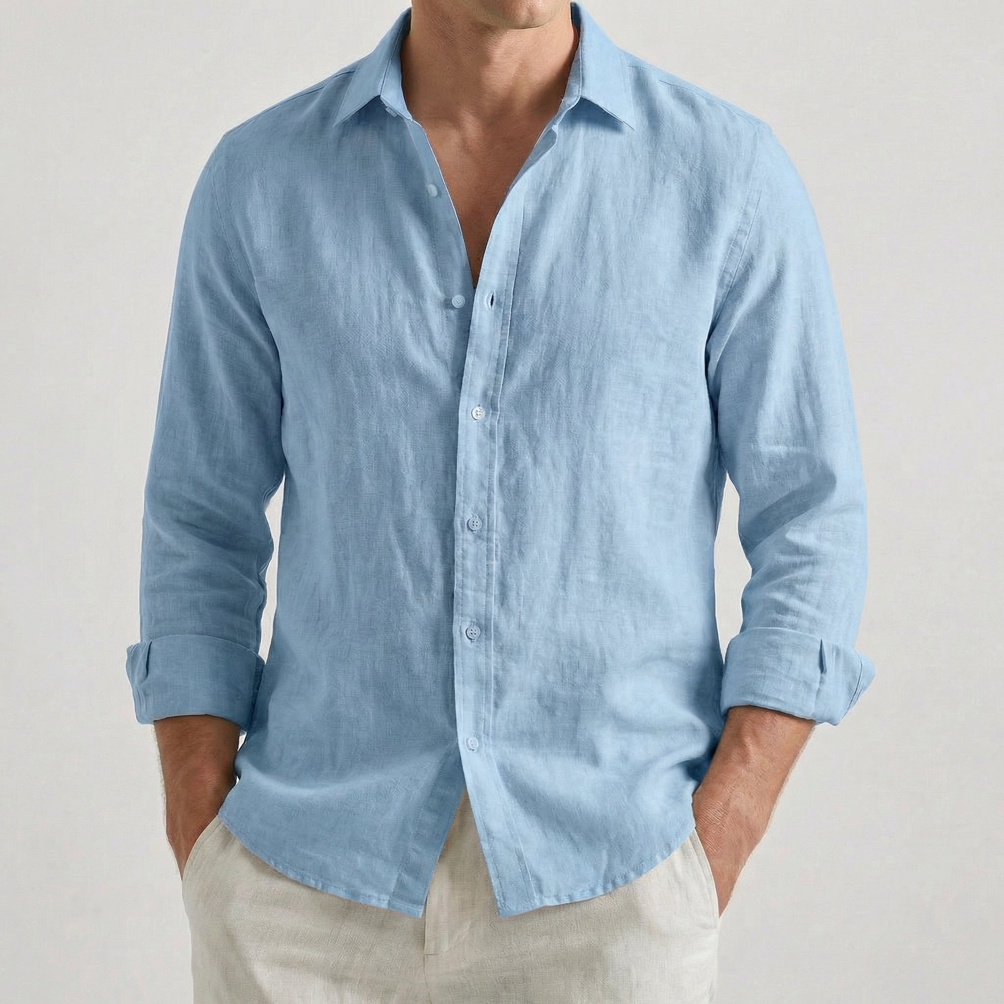 Camicia uomo azzurra a maniche lunghe, colletto aperto e fondo arrotondato morbido