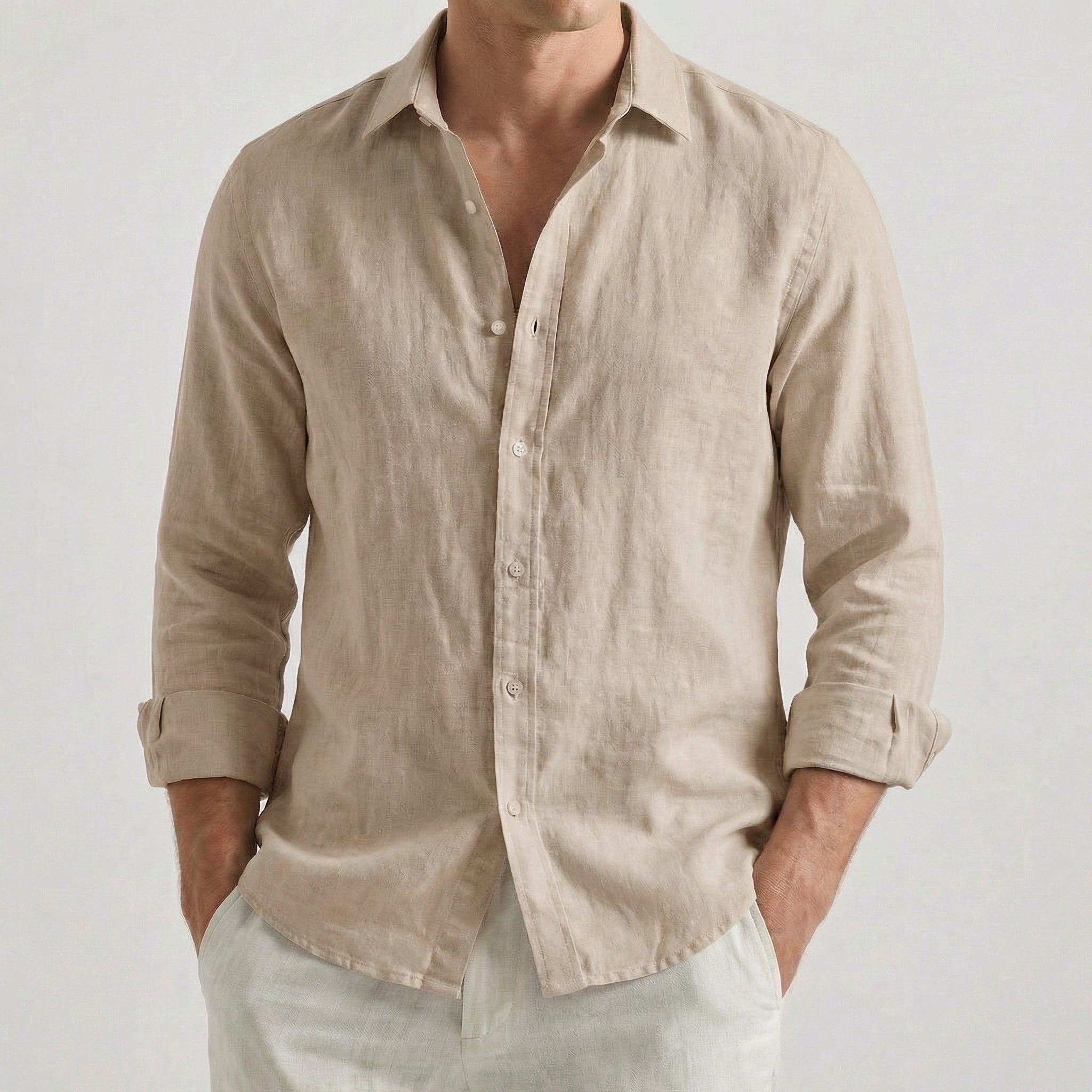 Camicia uomo beige sabbia con abbottonatura frontale e orlo curvo estivo