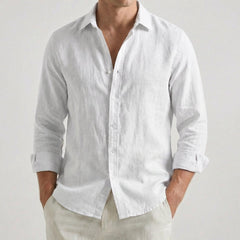 Camicia uomo bianca con abbottonatura frontale e polsini arrotolati, look estivo pulito