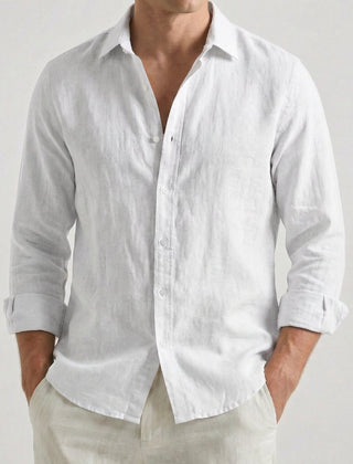 Camicia uomo bianca con abbottonatura frontale e polsini arrotolati, look estivo pulito