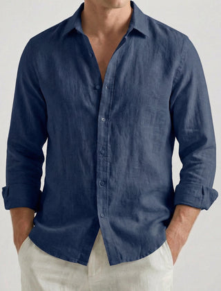 Camicia uomo blu navy abbinata a pantaloni chiari, bottoni tono su tono