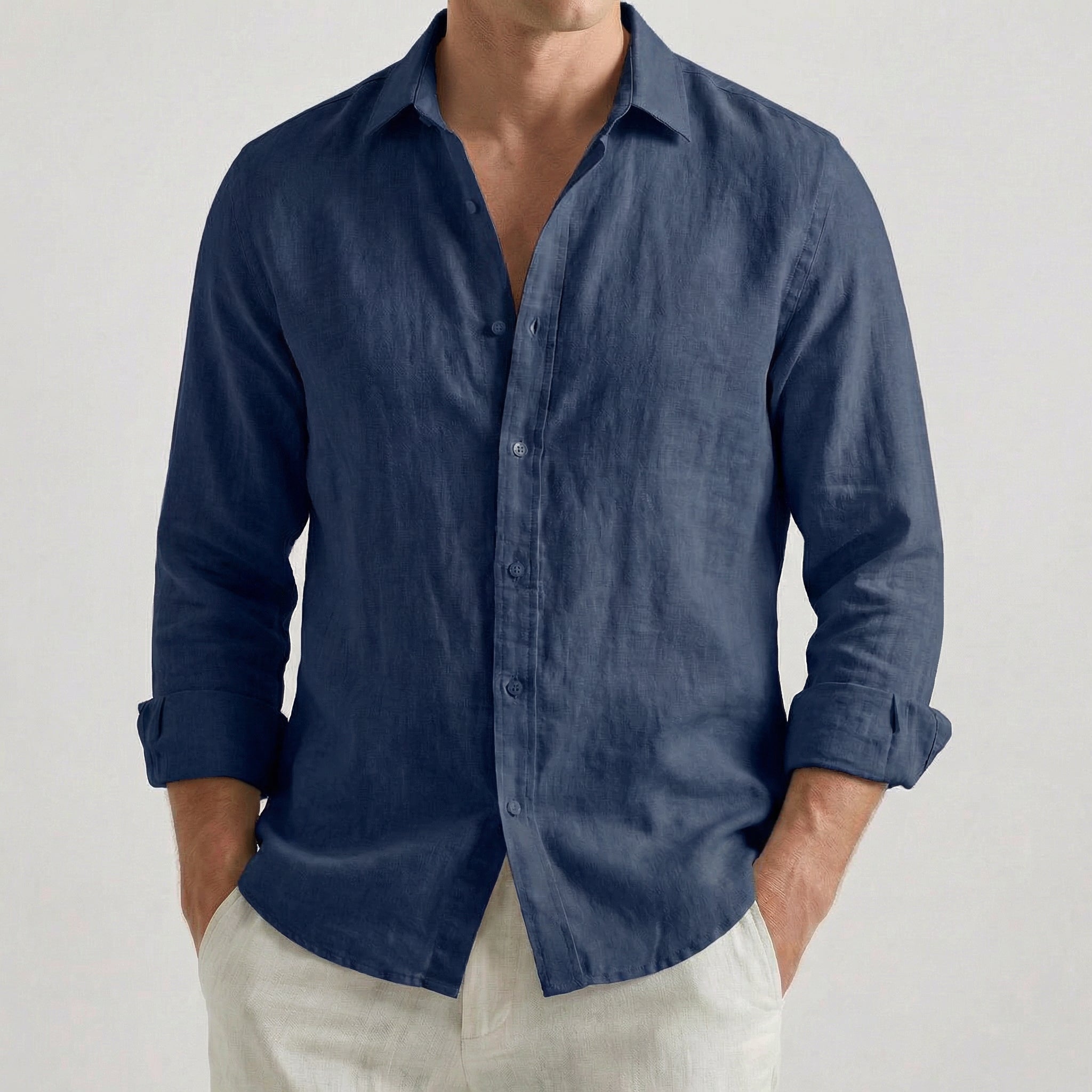 Camicia uomo blu navy abbinata a pantaloni chiari, bottoni tono su tono