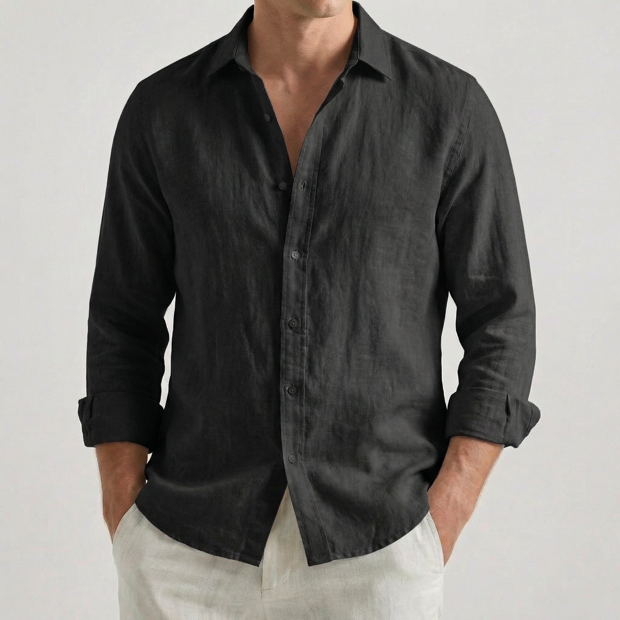 Camicia uomo nera con colletto classico e maniche risvoltate sull'avambraccio