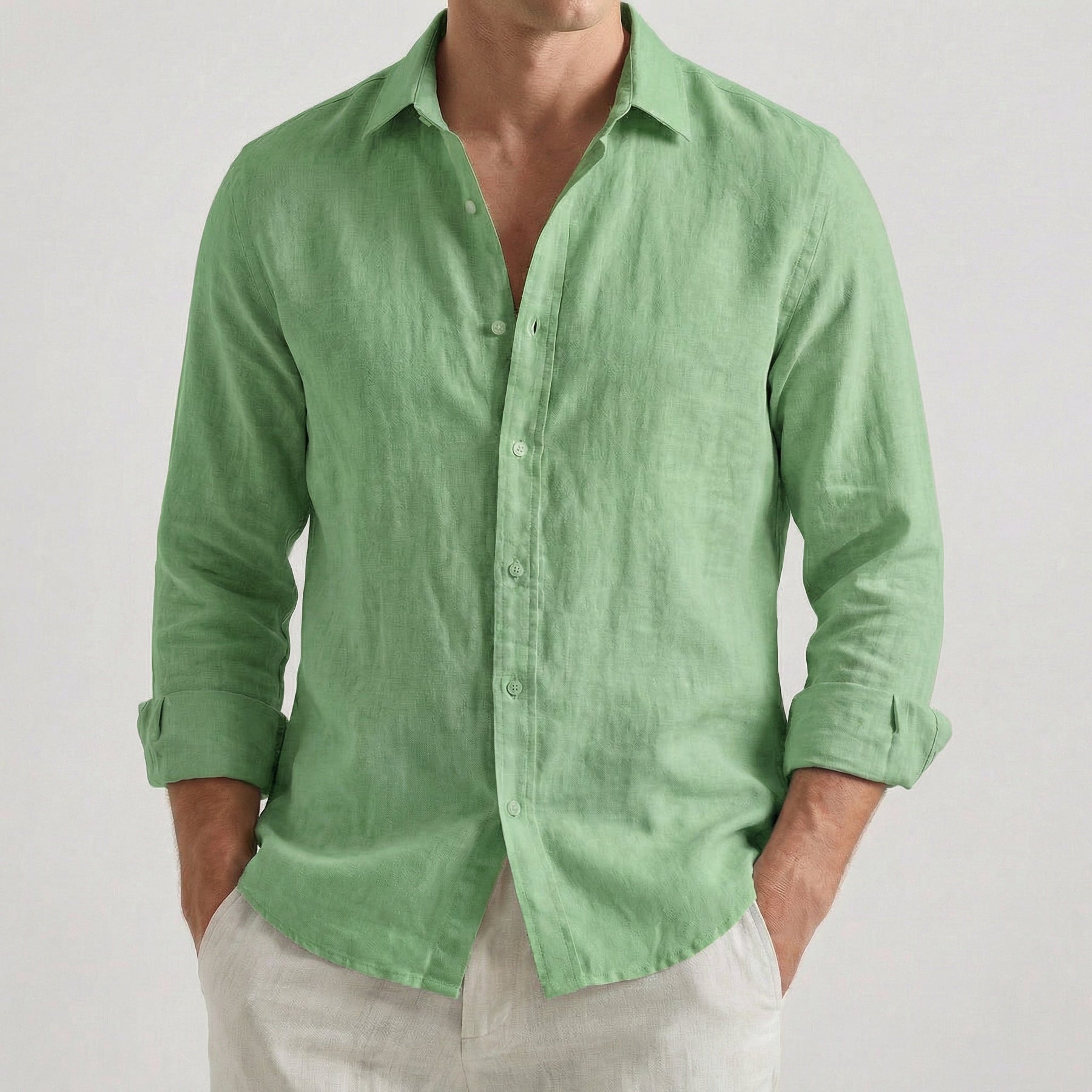 Camicia uomo verde chiaro a maniche lunghe con colletto aperto e bottoni chiari