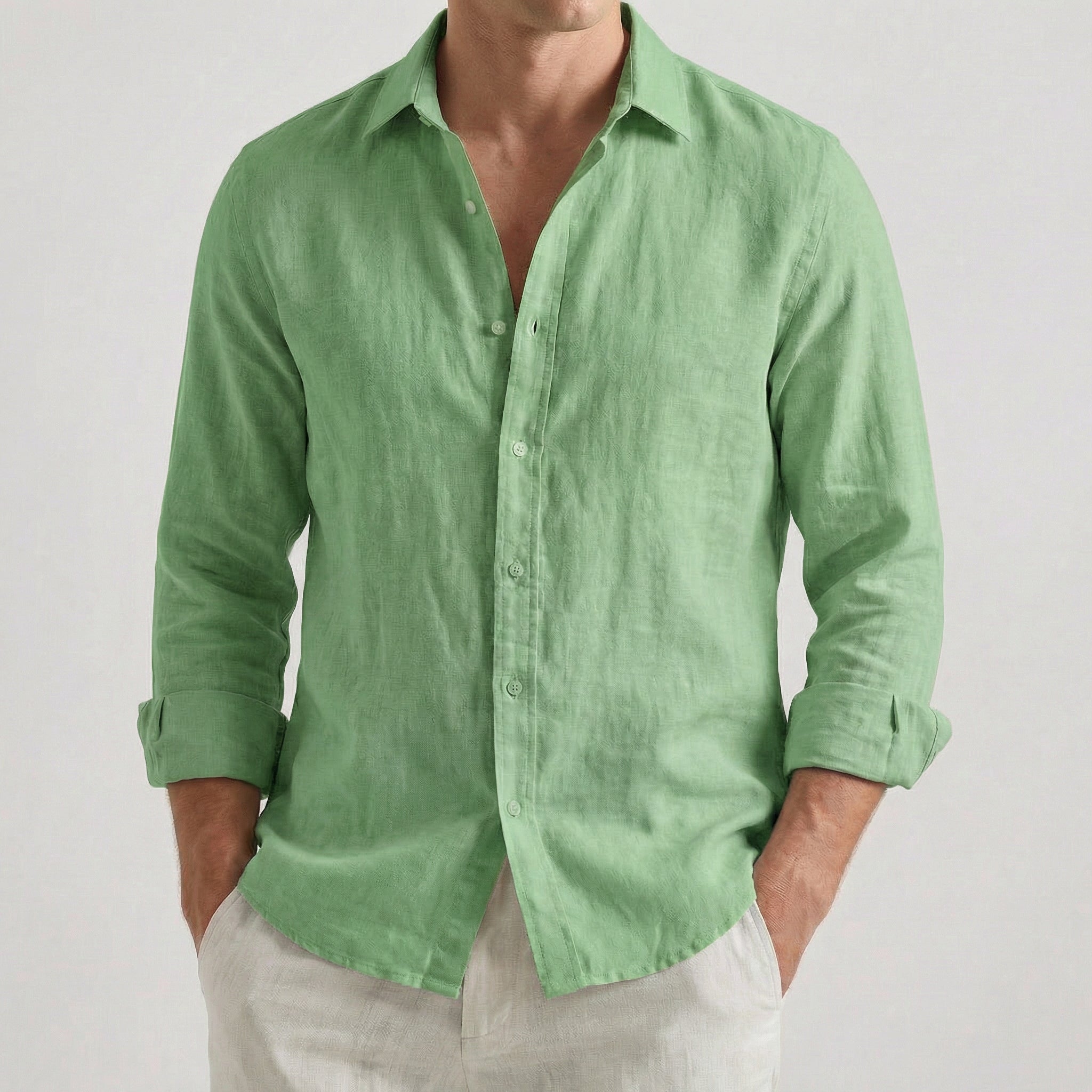 Camicia uomo verde chiaro a maniche lunghe con colletto aperto e bottoni chiari