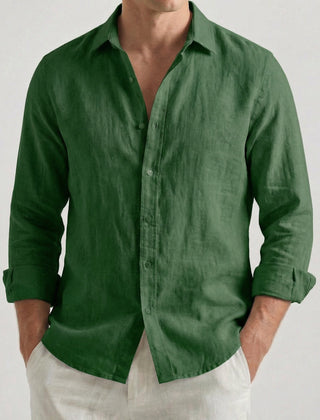 Camicia uomo verde scuro con polsini arrotolati e fondo arrotondato portato fuori